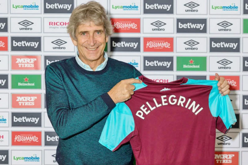 HLV Manuel Pellegrini rạng rỡ ra mắt tại West Ham. Ảnh: Getty Images 