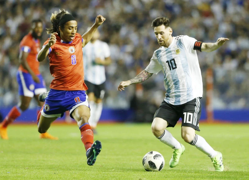 Lionel Messi (phải) đã phát đi tín hiệu cảnh báo về phong độ bằng cú hat-trick. Ảnh: Getty Images 