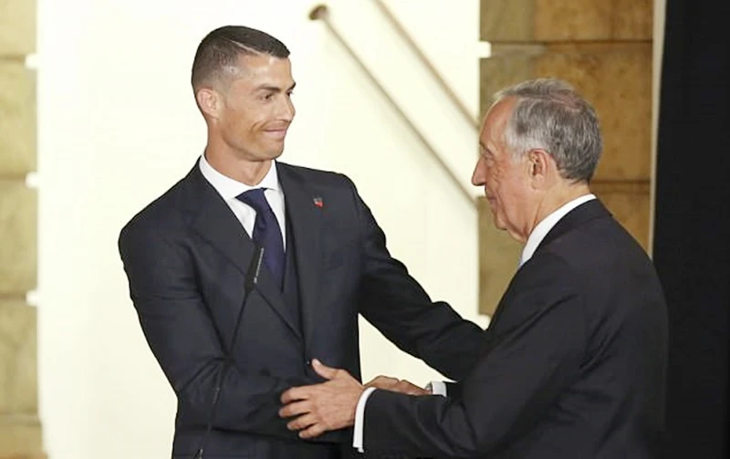Ronaldo tươi cười cùng Tổng thống Bồ Đào Nha. Ảnh AP.