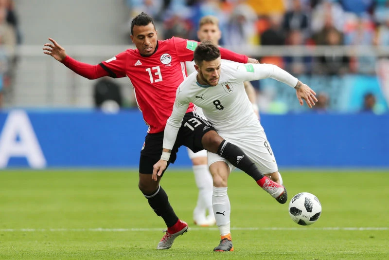 Mohamed Abdelshafy (trái, Ai Cập) tranh bóng với Nahitan Nandez (Uruguay). Ảnh: Getty Images