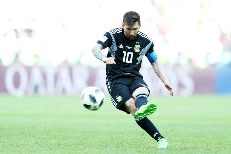 Messi đau đớn khi bỏ lỡ tình huống trên chấm penalty. Ảnh Getty Images
