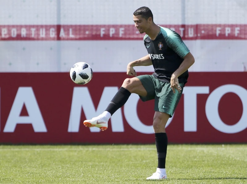 Ronaldo được đổi tượng tại quê nhà. Ảnh Getty Images
