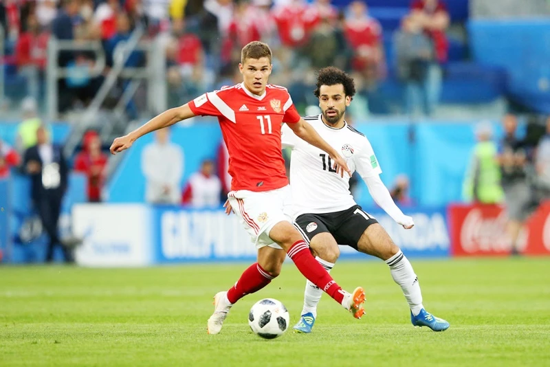 Salah luôn được theo sát bởi các cầu thủ Nga. Ảnh Getty Images