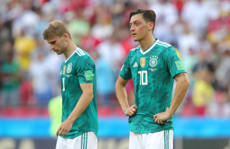 Cầu thủ Đức cúi đầu trong thất vọng. Ảnh: Getty Images 