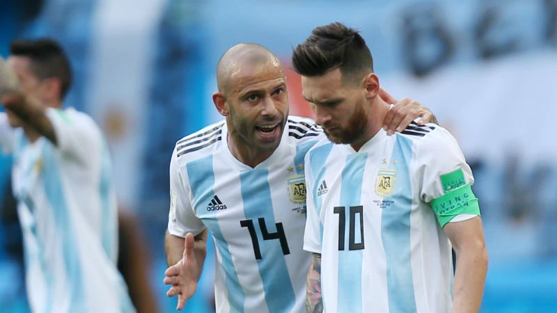 Javier Mascherano (trái) không muốn Lionel Messi đưa ra quyết định chia tay như anh. Ảnh: Getty Images 