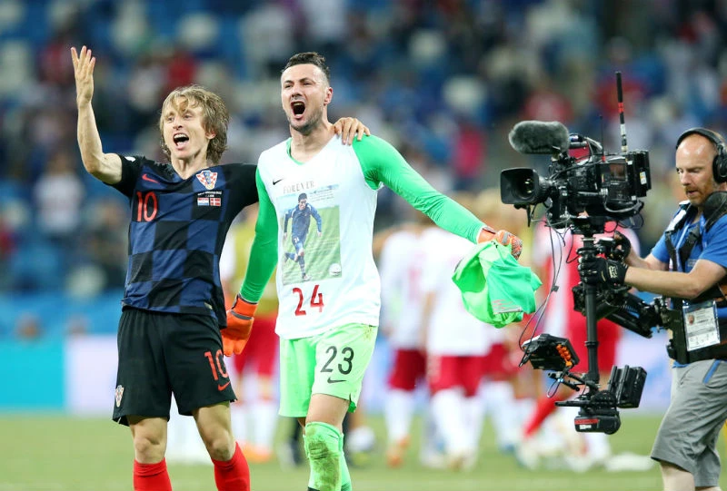 Luka Modric mừng chiến thắng cùng Danijel Subasic (phải), nhưng Croatia có nguy cơ mất thủ thành số 1 khi đối đầu Anh. Ảnh: Getty Images