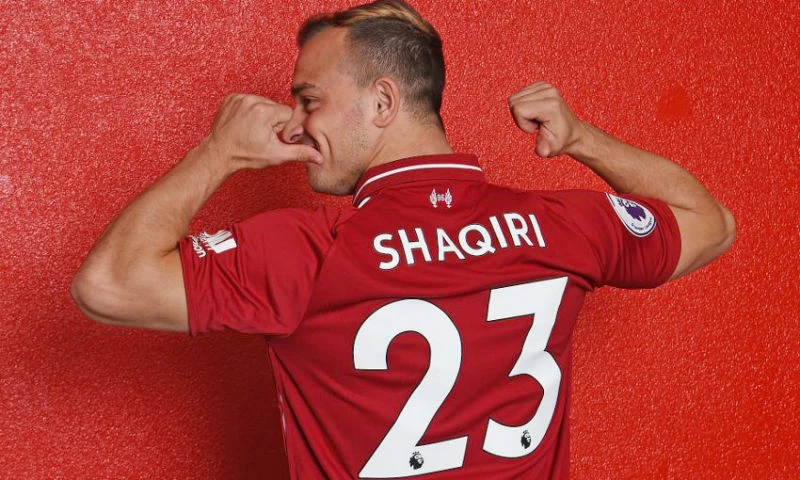 Xherdan Shaqiri hào hứng khoe số áo trong ngày ra mắt Liverpool. Ảnh: Getty Images