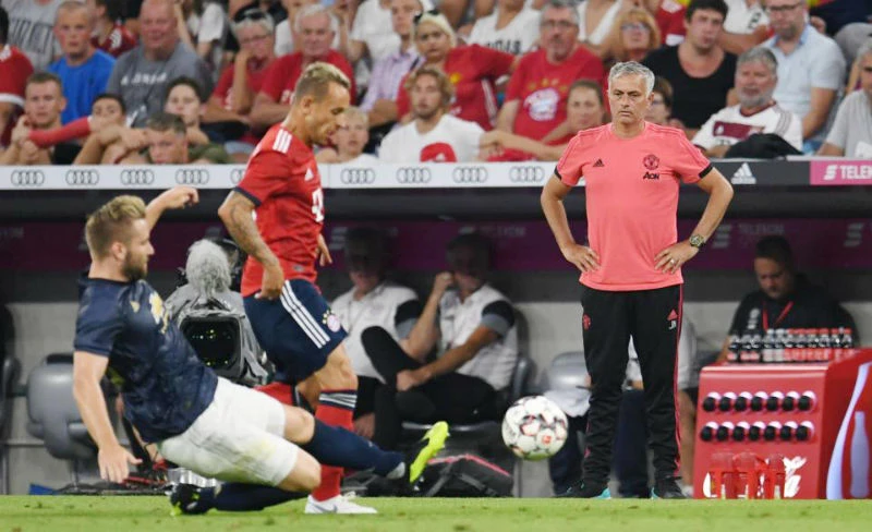 HLV Jose Mourinho chứng kiến thất bại trước Bayern Munich. Ảnh: The Sun