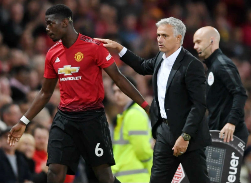Dù Paul Pogba mang băng đội trưởng, chơi tốt và thân thiện với HLV Jose Mourinho thì tin đồn vẫn diễn ra. Ảnh: Getty Images 