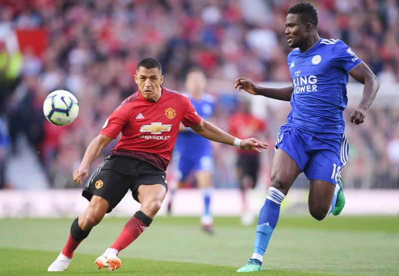 Alexis Sanchez (trái) trong trận khai màn thắng Leicester. Ảnh: Getty Images