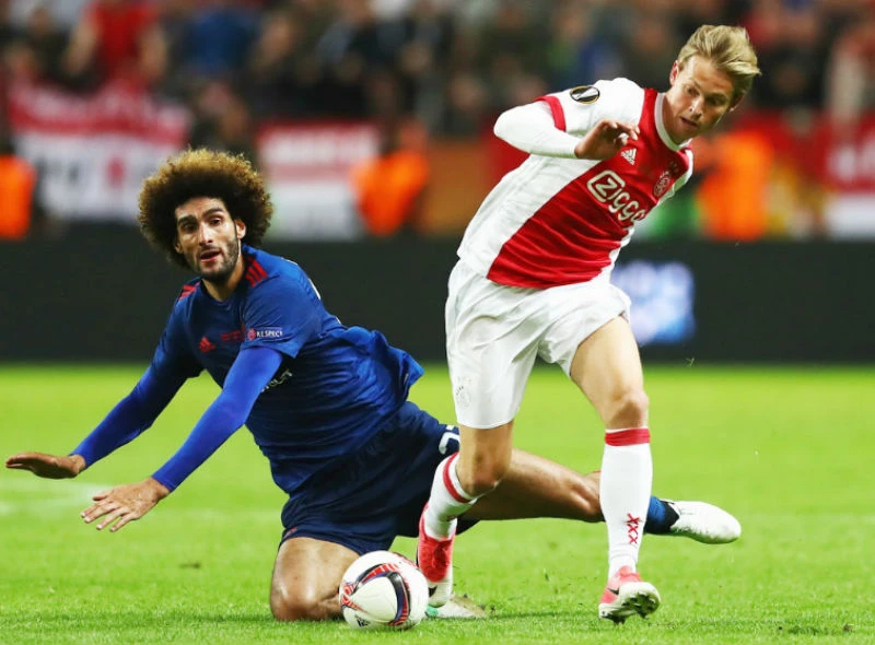 Frenkie de Jong (phải) khi đối đầu Man.United ở chung kết Europa League mùa 2016-2017. Ảnh: Getty Images 