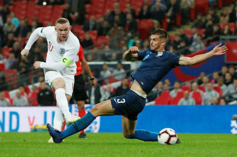 Wayne Rooney và những cú sút cuối cùng trong sự nghiệp tuyển Anh. Ảnh: Reuters