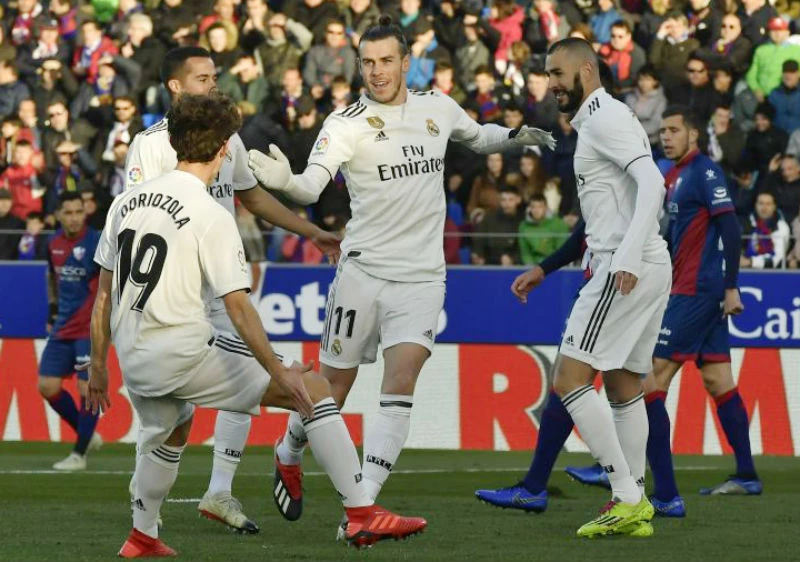 Gareth Bale mừng bàn thắng duy nhất trước Huesca. Ảnh: AP 