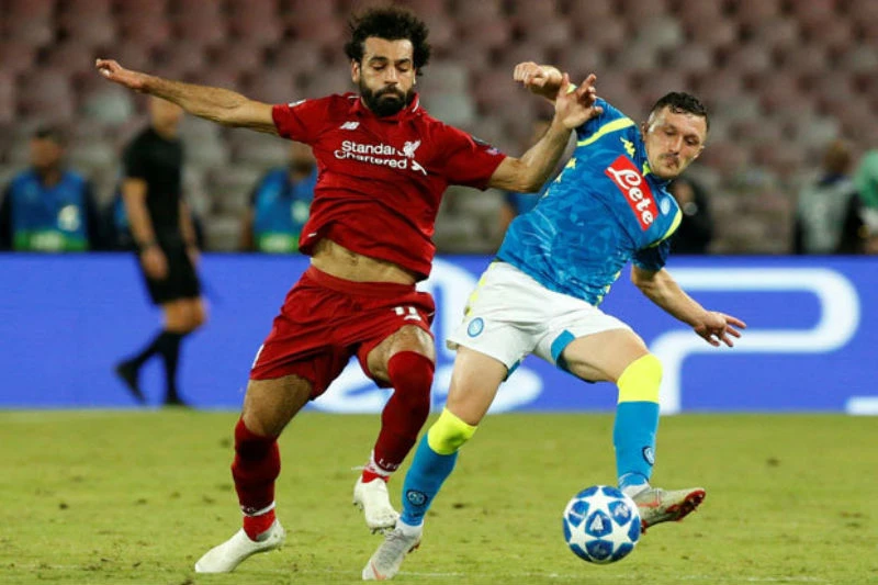 HLV Jurgen Klopp hy vọng Liverpool (trái) sẽ có được diễn biến hoàn hảo để đánh bại Napoli. Ảnh: Getty Images 