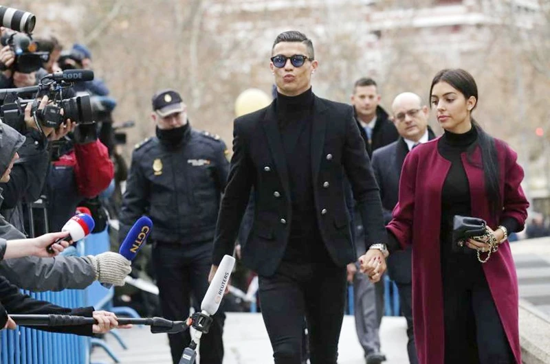 Cristiano Ronaldo đến tòa hôm thứ ba. Ảnh: AP 