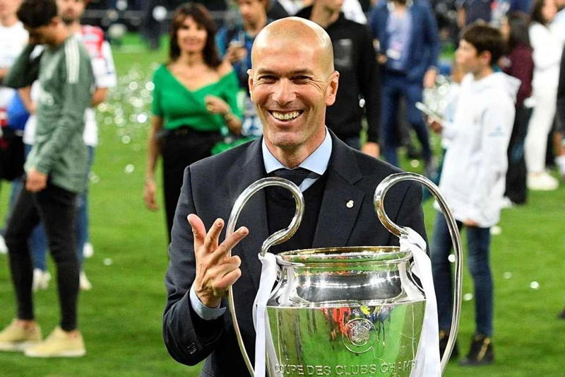 Zinedine Zidane sau thành công vĩ đại cùng Real Madrid hiện chờ đợi một lời mời thật sự đặc biệt. Ảnh: The Sun
