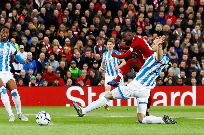 Naby Keita ghi dấu vào lịch sử Liverpool với bàn thắng mở tỷ số. Ảnh: Getty Images 