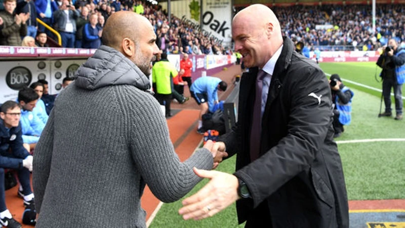 HLV Sean Dyche (phải) cảm nhận rõ quyết tâm chiến thắng bằng mọi giá của Pep Guardiola. Ảnh: Getty Images 