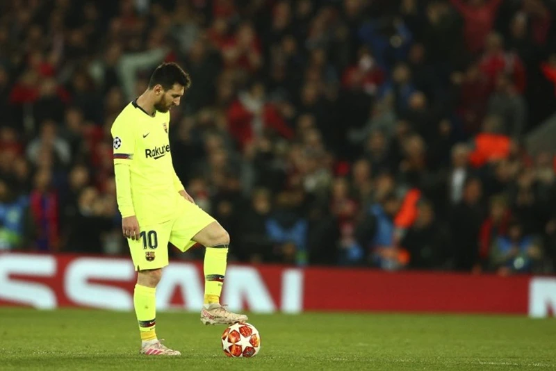 Lionel Messi gặm nhắm thất vọng sau thất bại. Ảnh: Getty Images