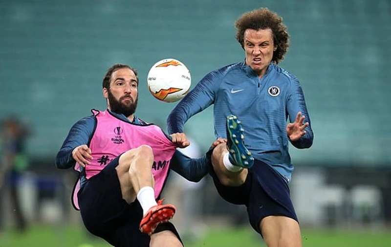 Gonzalo Higuain (trái) và David Luiz va chạm căng thẳng trong buổi tập. Ảnh: Daily Mail