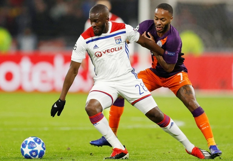 Tanguy Ndombele (trái) cùng Lyon đối đầu Man.City mùa qua. Ảnh: Getty Images