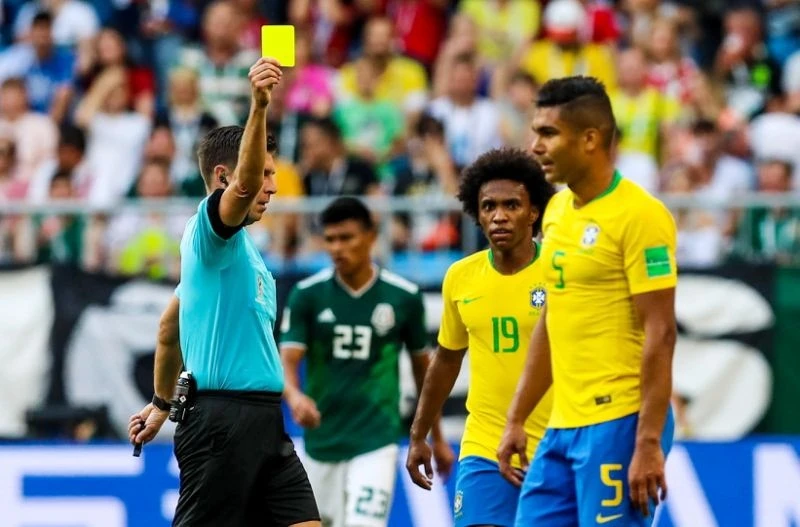 Chiếc thẻ vàng đáng trách khiến Casemiro phải ngồi ngoài sau khi đá chính suốt vòng bảng. Ảnh: Getty Images