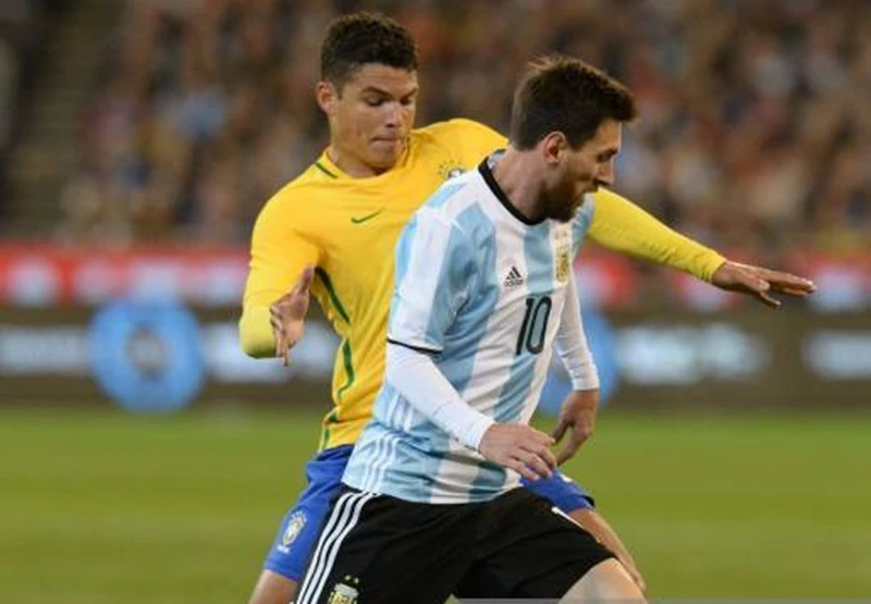 Thiago Silva thừa nhận luôn khó khăn khi kèm Lionel Messi. Ảnh: Getty Images 