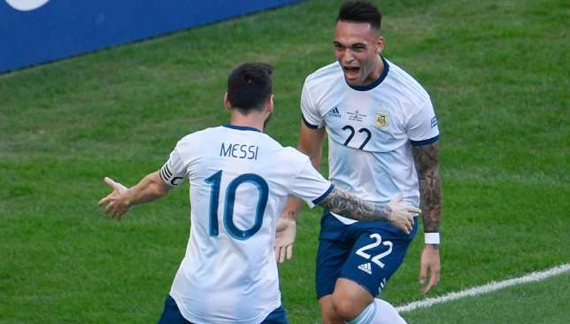 Lionel Messi chia vui khi Lautaro Martinez ghi bàn ở Copa. Ảnh: Getty Images 