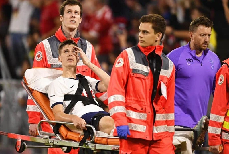 Juan Foyth chấn thương và phải rời sân bằng cáng. Ảnh: Getty Images