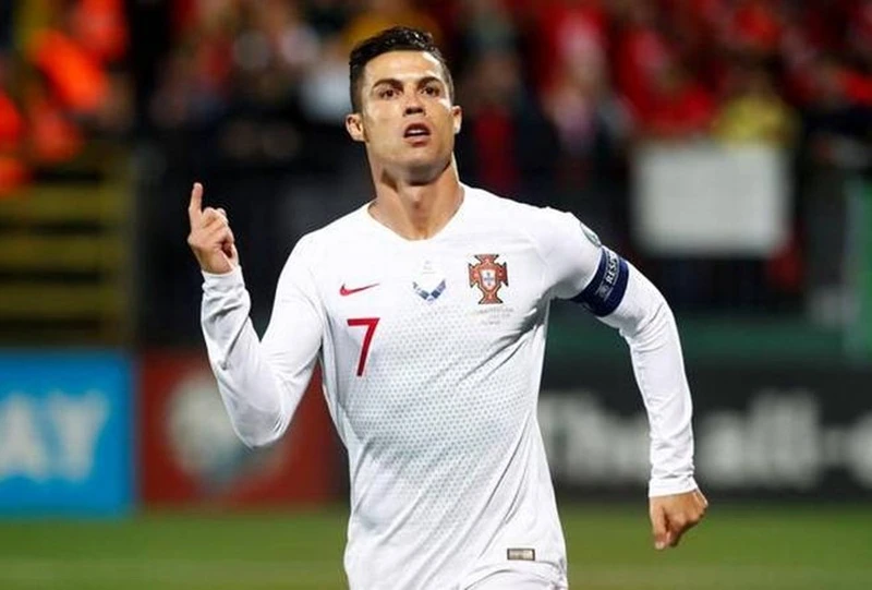 Cristiano Ronaldo khẳng định đang hạnh phúc và cam kết với đội tuyển. Ảnh: Getty Images 