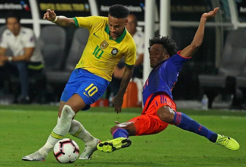 Neymar (trái) vẫn thấy tương lai chưa rõ ràng tại CLB. Ảnh: Getty Images 