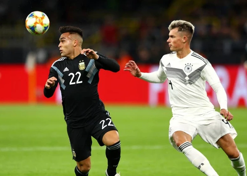 Argentina (trái) với đội hình trẻ trung ngược dòng thủ hòa 2-2 trước chủ nhà tuyển Đức. Ảnh: Getty Images