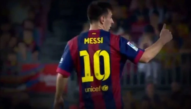 Lionel Messi ra dấu từ chối thay người hồi năm 2014.