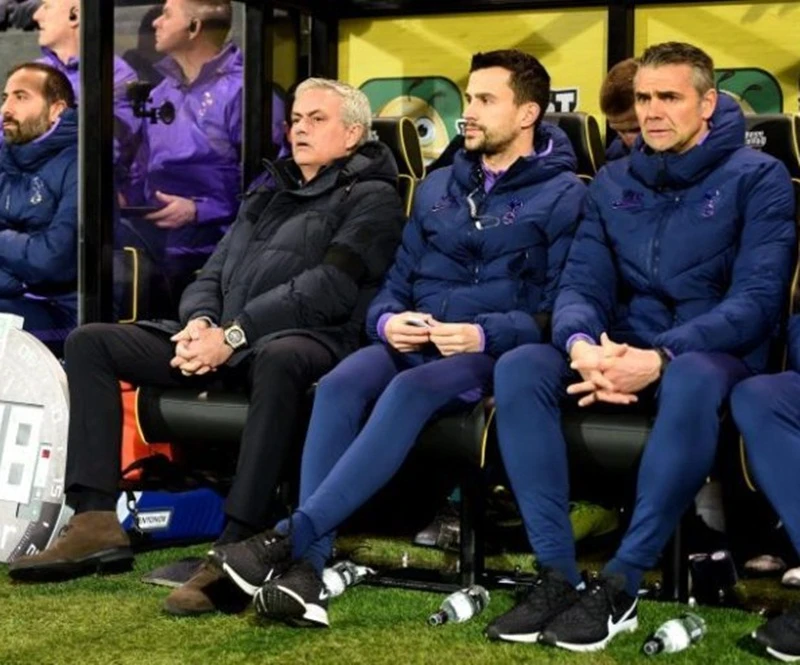 Dáng vẻ thất vọng của Jose Mourinho trên băng ghế chi đạo. Ảnh: Getty Images