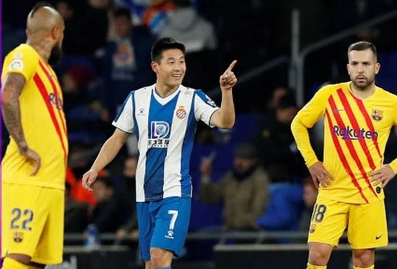 Wu Lei mừng bàn thắng trong sự ngỡ ngàng của cầu thủ Barca. Ảnh: Getty Images 