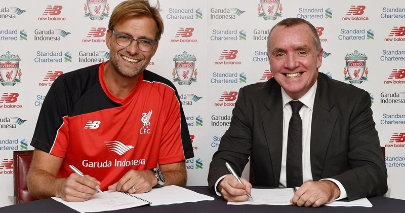 Ian Ayre và Jurgen Klopp trong khoảnh khắc có thể đang làm thay đổi lịch sử Liverpool. Ảnh: Getty Images 