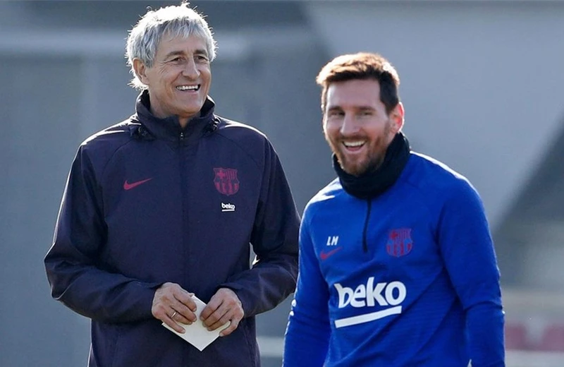 HLV Quique Setien và ngôi sao số 1 Lionel Messi khá thoải mái trên sân tập. Ảnh: Getty Images 