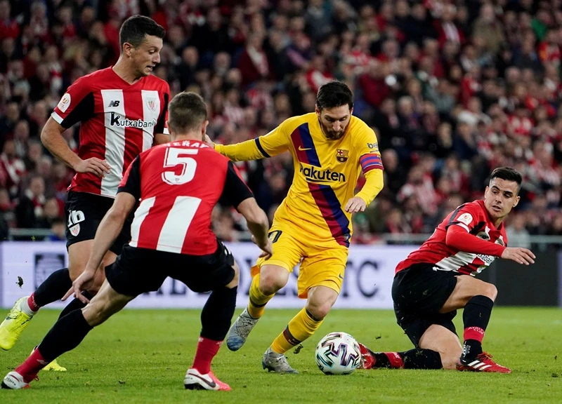 Lionel Messi bất lực và cùng Barca dừng bước. Ảnh: Getty Images