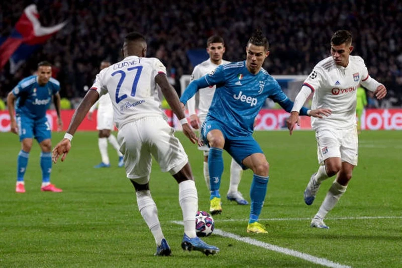 Cristiano Ronaldo cô đơn trong vòng vây cầu thủ Lyon. 