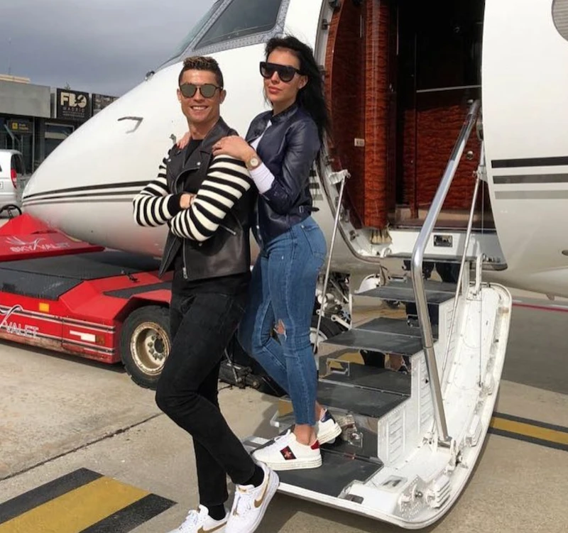 Cristiano Ronaldo và bạn gái Georgina Rodriguez chưa thể lên chuyên cơ trở lại Italy.