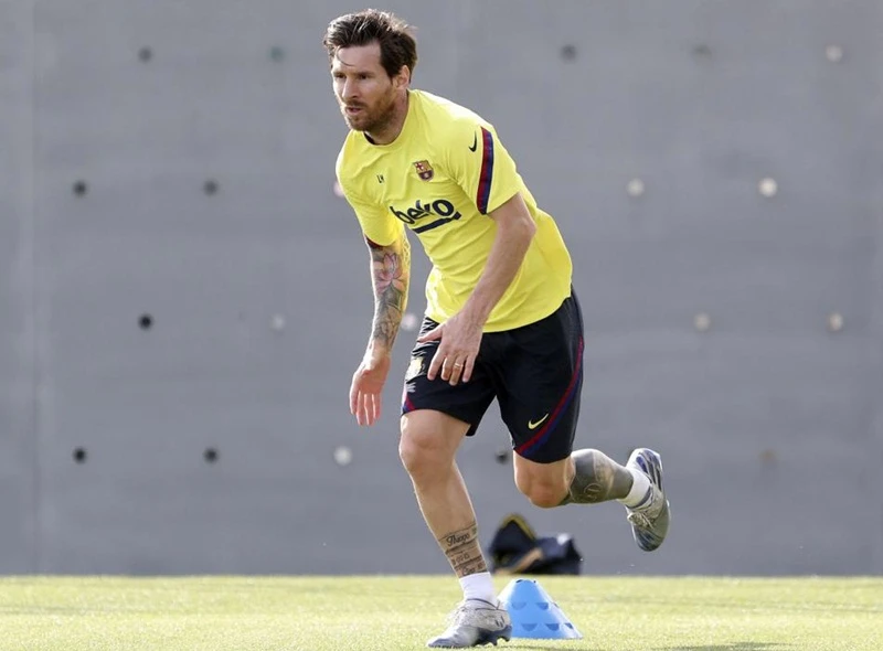 Lionel Messi lặng lẽ tập riêng trong thời điểm vẫn tuân thủ giãn cách xã hội.