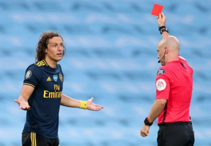 David Luiz nhận thẻ đỏ thứ 2 ở mùa giải. Ảnh: Getty Images