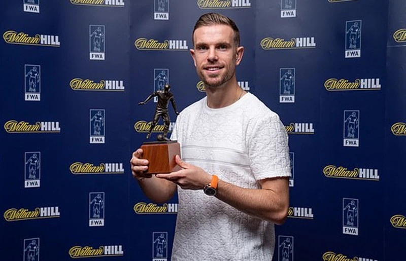 Jordan Henderson nhận giải thưởng cá nhân đầu tiên của mùa giải. Ảnh: Getty Images