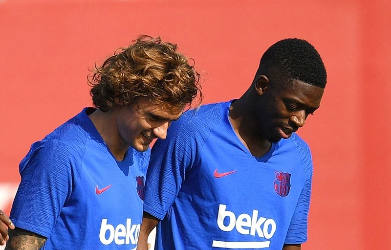 Ousmane Dembele (phải) và Antoine Griezmann nếu kịp sẵn sàng sẽ là tin rất tốt với Barca. 