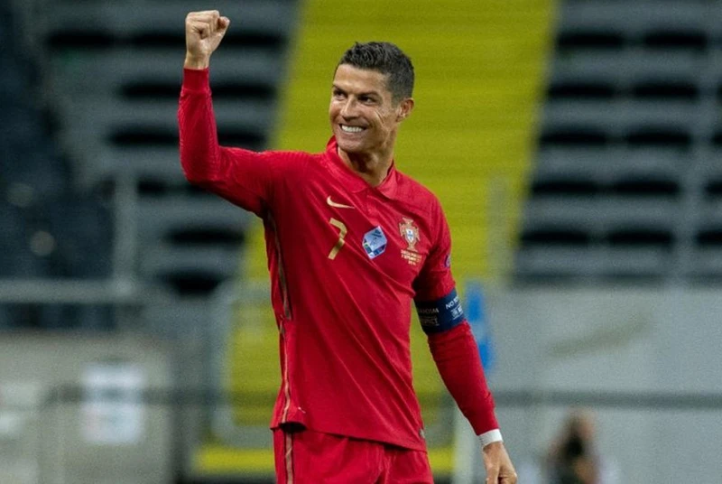 Cristiano Ronaldo rạng rỡ sau khi thêm một cột mốc vĩ đại vào sự nghiệp. Ảnh: Getty Images