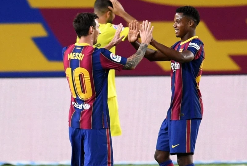 Ansu Fati nhận được sự tán thưởng của Lionel Messi sau cú đúp. Ảnh: Getty Images