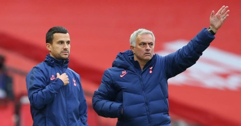 Jose Mourinho phấn khích khi chứng kiến chất lượng đội hình tăng cao. Ảnh: Getty Images