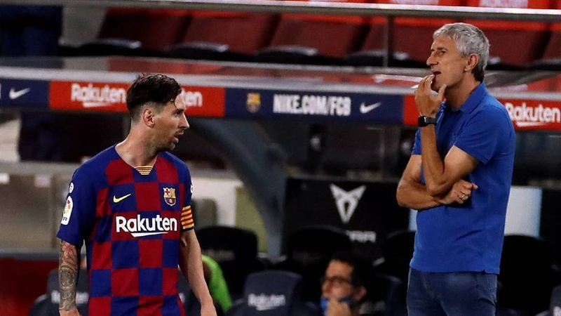 Quique Setien thừa nhận không thể hòa hợp với Lione Messi. Ảnh: Getty Images
