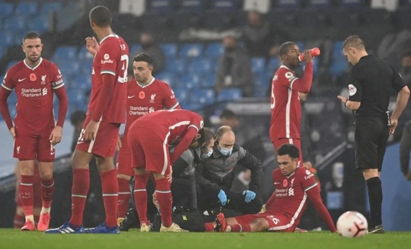 Một cầu thủ sung sức như Trent Alexander-Arnold (Liverpool) vẫn có thể chấn thương dù không va chạm. Ảnh: Getty Images 