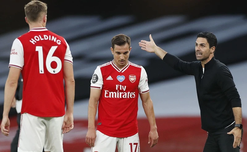 HLV Mikel Arteta đang chật vật giúp Arsenal vượt qua khủng hoảng. Ảnh: Getty Images 